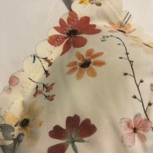 H&M Size 6 White Floral Scalloped Edge Adjustable Fit Padded Swim Bikini Top - Picture 3 of 10